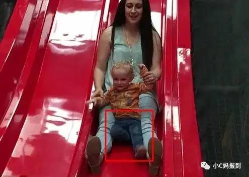 妈妈抱着宝宝滑滑梯，突然孩子的腿断了，这些危险你想像不到