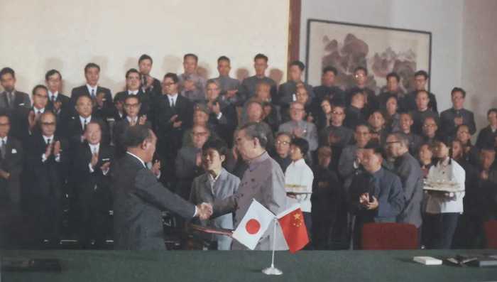 1972年9月25日，日本首相田中角荣访华，总理到机场迎接