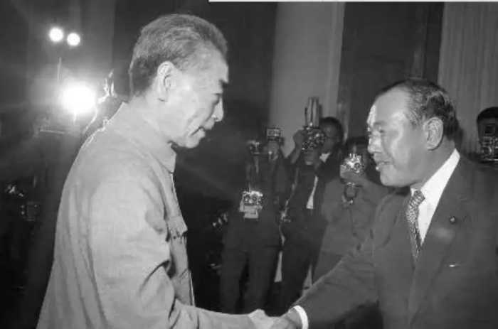 72年田中角荣访华，毛主席与其会谈后，意味深长地送给他一本书
