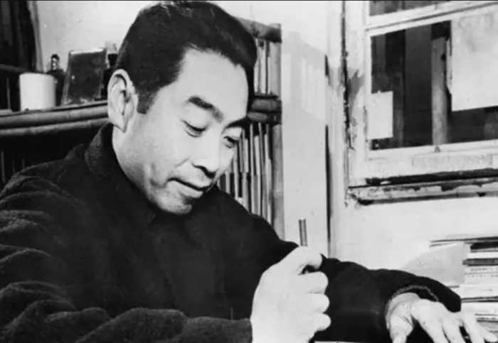 72年田中角荣访华，毛主席与其会谈后，意味深长地送给他一本书