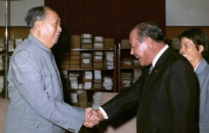 1972年田中角荣访华，曾用一词淡化侵华战争，主席赠此书暗示态度