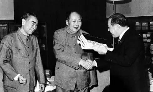 1972年田中角荣访华，曾用一词淡化侵华战争，主席赠此书暗示态度