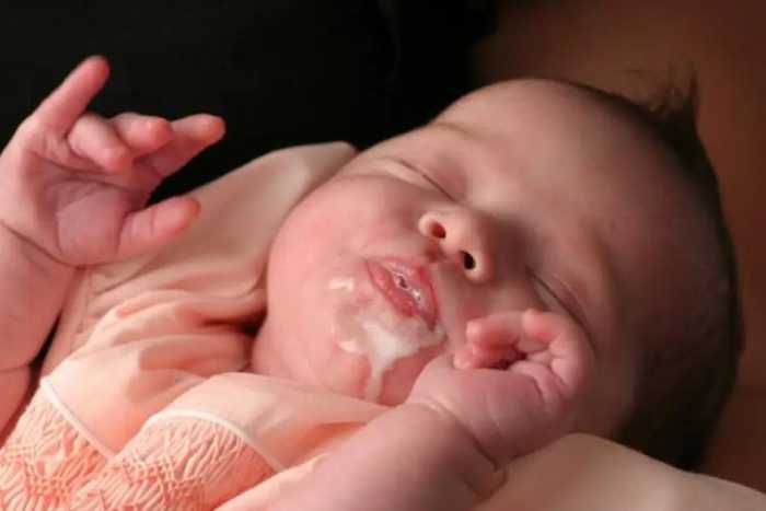 新生宝宝吐奶窒息只因这个小动作，教你正确应对和预防，看完收藏